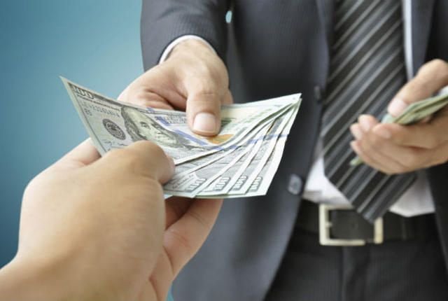Nằm mơ thấy người ta đưa tiền là sao Nằm mơ thấy người ta đưa tiền là sao