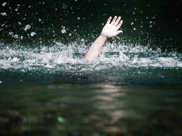 Khi đó là những người thân yêu, chẳng hạn như vợ, mẹ, chị em gái chết đuối thì điềm báo sẽ liên quan đến đời sống gia đình.